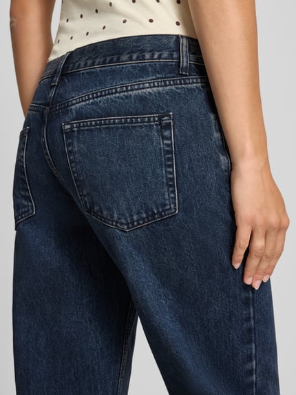 Vrouwenmodel draagt Wide Fit Jeans uit puur katoen Model 'EMBER' van Topshop, 5-pocketmodel, riemlussen, knoop- en ritssluiting, bandwijdte maat 28/32: 42 cm, binnenbeenlengte maat 28/32: 80 cm, donkerblauw, detailopname rugaanzicht.
