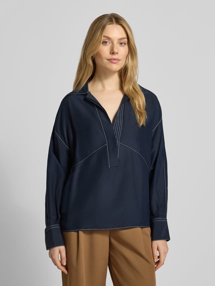 Frauenmodel trägt Loose Fit Bluse mit Seiden-Anteil Modell 'BRIZZY' von BOSS in Dunkelblau, Lyocell-Mix, Ziernähte, Ganzkörperansicht von vorne.