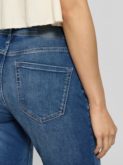 Vrouwenmodel draagt Slim Fit Bootcut-jeans uit katoenmix Model 'BEVERLY' van s.Oliver RED LABEL, detailopname, dames bootcut-jeans.