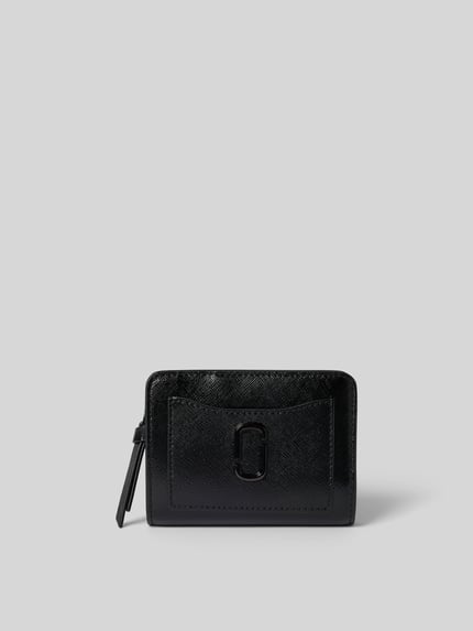 Produktfoto, portemonnee uit echt rundleer van Marc Jacobs in zwart met logodetail, hoofdvak met ritssluiting, steekvakken, drukknoopsluiting, formaat 12 x 10 x 3 cm