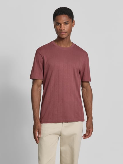 Männermodel trägt Regular Fit T-Shirt mit Allover-Loch-Stitching von JAKE*S STUDIO MEN aus Reine Baumwolle, Rundhalsausschnitt, Kurzärmelig, Rückenlänge bei Größe M 68 cm, Ganzkörperansicht von vorne.