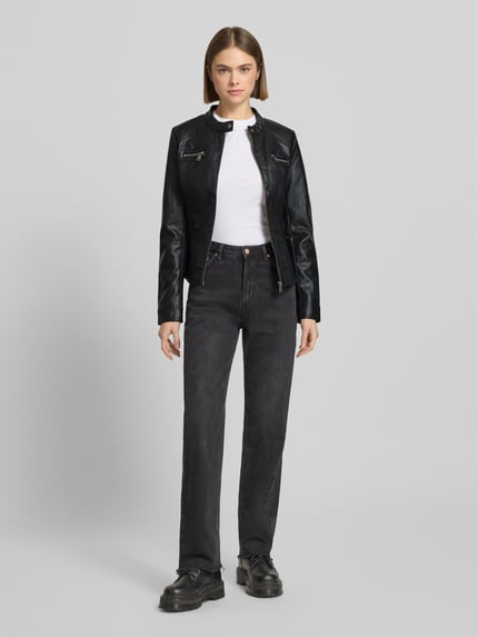 Vrouwenmodel draagt Jacke im authentischen Leder-Look van Only in zwart met opstaande kraag, ritssluiting, steekzakken, getailleerd model, frontale volledige lichaamsaanzicht. Ruglengte maat 36: 56 cm, schouderbreedte: 37 cm, mouwlengte: 62 cm.