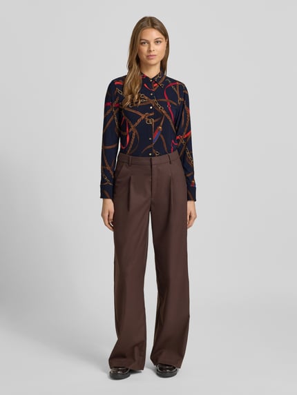 Frauenmodel trägt Regular Fit Bluzka w Allover-Look Model 'DAQUANE' von Lauren Ralph Lauren, mieszanka materiałów z dodatkiem streczu, kołnierzyk koszulowy, listwa guzikowa, ciemne kolory z czerwonym i złotym wzorem, długość tyłu 64 cm, długość rękawów 58 cm, Ganzkörperansicht von vorne.
