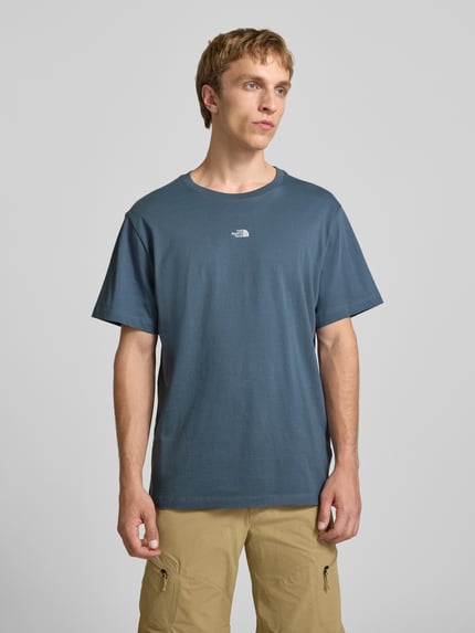 Męski model nosi T-Shirt mit Logo-Stitching od The North Face, bawełna, krój regular fit, okrągły dekolt, ciemnoniebieski, widok z przodu, całe ciało.