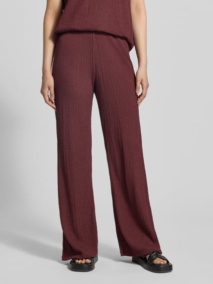 Frauenmodel trägt Hose mit Strukturmuster von Christian Berg Woman, Material-Mix mit Stretch-Anteil, Regular-Fit, Elastischer Bund, Ganzkörperansicht von vorne.