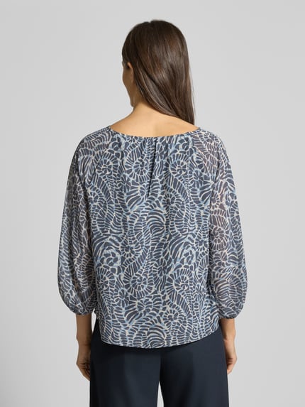 Frauenmodel trägt Oversized Langarmbluse mit 3/4 Arm von s.Oliver BLACK LABEL, abstraktes Muster, Optik: unifarben, semitransparent, Chiffon, Ganzkörperansicht Rückansicht.