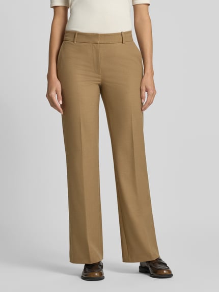 Frauenmodel trägt Regular Fit Gerade Hose mit Viskose-Anteil von Jake*s Collection in Beige mit glatter Oberfläche, Ganzkörperansicht von vorne.