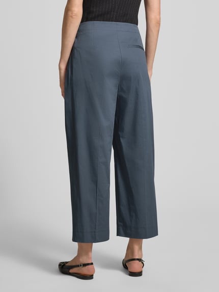 Vrouwenmodel draagt Caprihose met Gesäßtasche van Luisa Cerano, mix van katoen en elastaan, relaxed fit, persplooien, achterzak, maat 36 bandwijdte 41 cm, binnenbeenlengte 63 cm, Ganzkörperansicht achteraan.