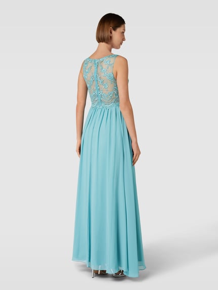 Frauenmodel trägt Regular Fit Abendkleid mit floralem Spitzenbesatz von Laona, semitransparentes Design, Ganzkörperansicht Rückansicht.