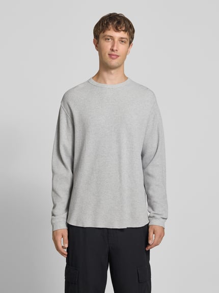 Männermodel trägt Relaxed Fit Langarmshirt aus reiner katoen van levi's®, lichte grijze kleur, fijne ribstructuur, Heren, Ganzkörperansicht von vorne.