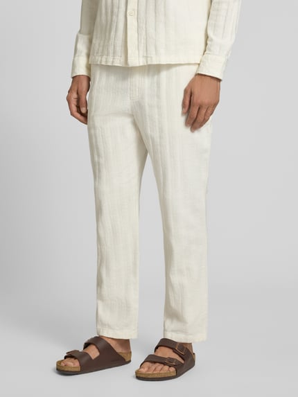 Männermodel trägt Hose mit Strukturmuster und elastischem Bund von Jake*s aus Reine Baumwolle, Regular-Fit, Strukturmuster, Ganzkörperansicht von vorne.