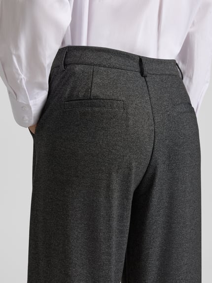 Frauenmodel trägt Bundfaltenhose mit seitlicher Eingrifftasche von Soyaconcept, Melange-Optik, Viskosemix, Nahaufnahme Rückansicht.