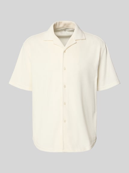 Produktfoto, Slim Fit Freizeithemd aus Frottee von MCNEAL in Creme, kurzärmelig, Reverskragen, Baumwoll-Mix, glatte Textur, gerade Form.