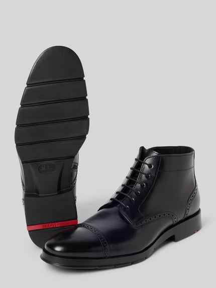 Produktfoto, Boots aus echtem Leder Modell 'EEZY' von LLOYD, schwarze Farbe, abgerundete Form, Lochmuster, strukturierte Sohle