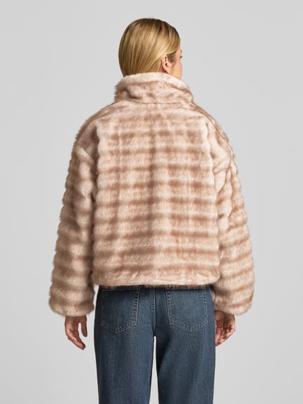 Männermodel trägt Relaxed Fit Jacke aus sztuczne futro ze stójką i zamkiem błyskawicznym marki zero, kolor beżowy, długość tyłu 54 cm, szerokość ramion 47 cm, szerokość w rozmiarze 36: 56 cm, długość rękawów 56 cm, tekstura miękka, delikatnie prążkowana, Ganzkörperansicht Rückansicht