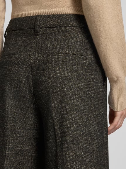 Frauenmodel trägt Cropped Wide Leg Hose aus Woll-Viskose-Mix von Rich & Royal, Mieszanka wełny i wiskozy, Kanty, Szerokość w rozmiarze S: 39 cm, Długość wewnętrzna nogawki w rozmiarze S: 81 cm, detaliczne ujęcie tylnej części