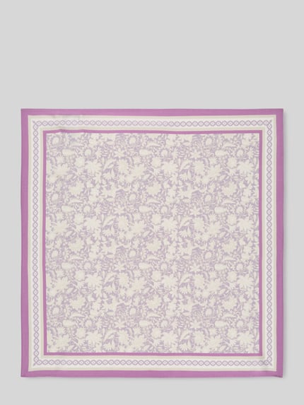Produktfoto, Tuch aus Viskose-Mix von Marc O'Polo, Optik: Allover-Muster, Materialverarbeitung: Satin, zartes Blumenmuster, lila-weiße Farbtöne