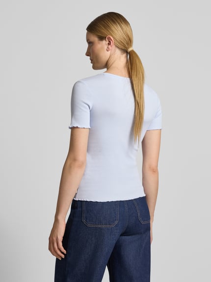 Frauenmodel trägt Slim Fit T-Shirt aus Baumwoll-Mix in Rippstrick von Tom Tailor Denim, Optik: Unifarben, Ganzkörperansicht Rückansicht.