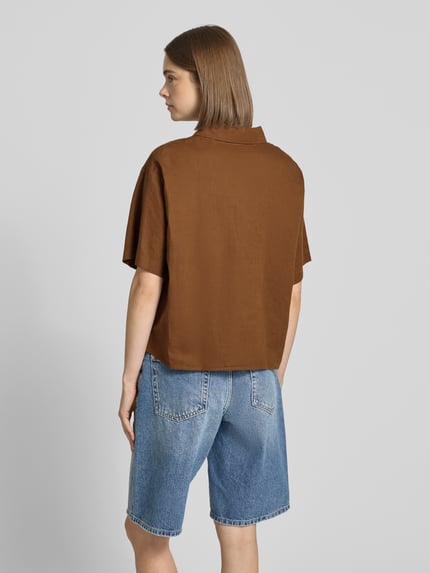 Frauenmodel trägt Regular Fit Hemdbluse aus Leinen-Baumwoll-Mix von Marc O'Polo Denim, braun, kurzarm, unifarben, Ganzkörperansicht Rückansicht.