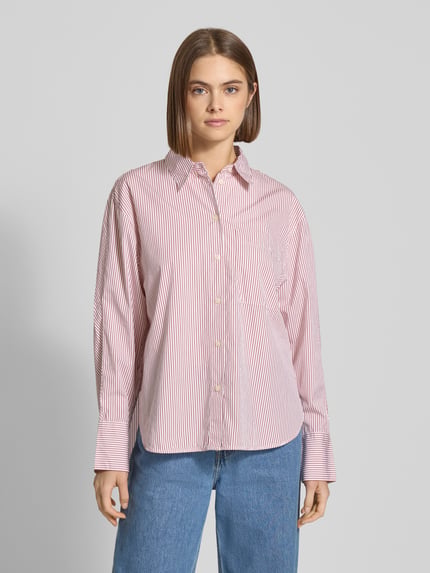 Kobiece modelka nosi Regular Fit Hemdbluse aus reiner Baumwolle od Marc O'Polo, efekt: wzór w paski, krój regular fit, kołnierzyk koszulowy, ramię z pasem na plecach i fałdą cacharel, zapięcie: listwa z guzikami, zakończenia rękawów mankietowe, wykończenie zaokrąglone, materiał: czysta bawełna, wzór na całej powierzchni; widok całej sylwetki z przodu.