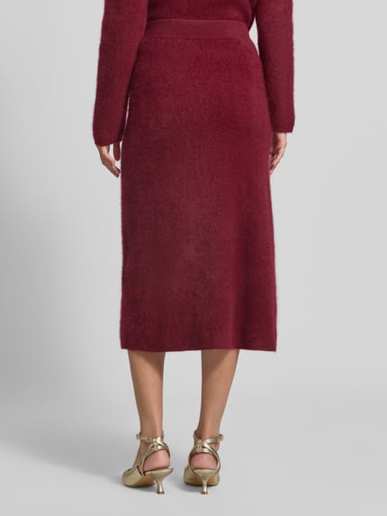 Vrouwenmodel draagt Wollrock mit elastischem Bund van Christian Berg Woman in wijnrood, zuiver wol, recht model, midirok, bandwijdte maat S 35 cm, totale lengte maat S 80 cm, Ganzkörperansicht Rückansicht.