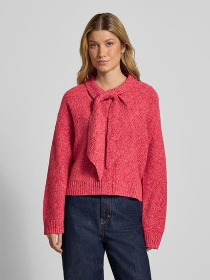 Frauenmodel trägt Strickpullover aus Wolle mit Schluppe von Christian Berg Woman im Two-Tone-Design, Regular Fit, Ganzkörperansicht von vorne.