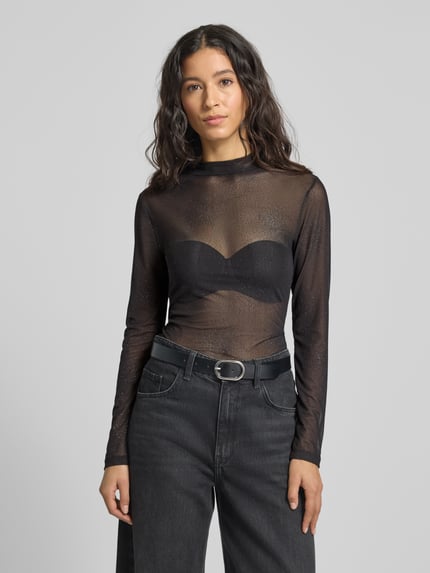 Frauenmodel trägt Longsleeve mit Stehkragen von Rich & Royal, Slim Fit, Semitransparenz, Material-Mix mit Stretch-Anteil, schwarze Farbe, Nahaufnahme Oberkörper.
