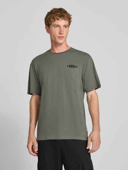 Männermodel trägt olivgrünes Oversized T-Shirt aus reiner Baumwolle Modell 'PEANUTS' von ONLY, Heren t-shirt, Ganzkörperansicht von vorne
