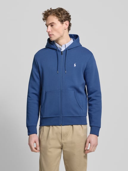 Männermodel draagt Heren Sweatjacke mit Kapuze van Polo Ralph Lauren, blauw, mix van katoen en elastaan, regular fit, steekzakken, ribboorden, labelstitching, ritssluiting, capuchon met tunnelkoord. Ganzkörperansicht van voren.