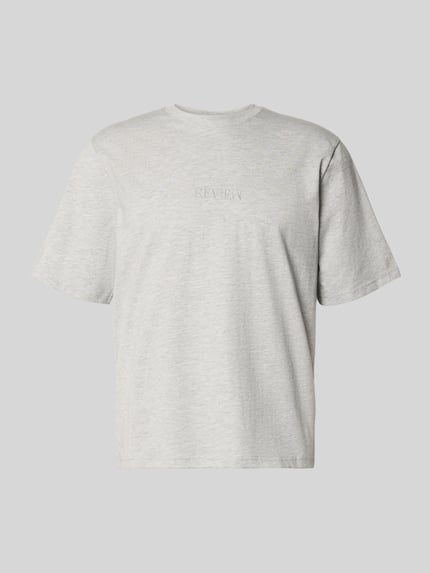 Produktfoto, T-Shirt mit Rundhalsausschnitt und Logo-Stitching von REVIEW, Herren T-Shirt aus Reine Baumwolle, Regular-Fit, Rückenlänge 59 cm in Größe M, hellgrau, glatte Textur