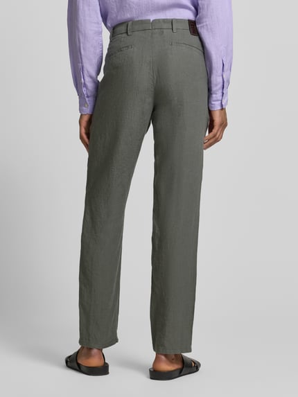 Männermodel trägt Straight Fit Leinenhose aus reinen Leinen Modell 'Lynx' von Mmx, Gesäßtaschen, Knopf- und Reißverschluss, Rückansicht.