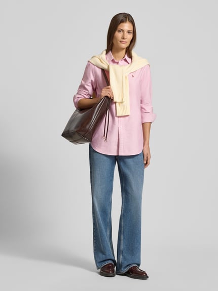 Kobiece modelka nosi Bluzka koszulowa z listwą guzikową od Polo Ralph Lauren, bawełna, luźny krój, kołnierzyk koszulowy, wyhaftowane logo, długość tyłu 72 cm, długość rękawów 60 cm, widok całopostaciowy z przodu.