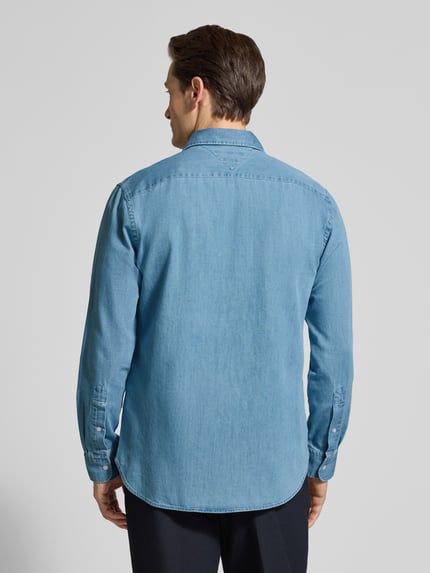Männermodel trägt Regular Fit Jeanshemd aus reiner Baumwolle von Tommy Hilfiger in Denim-Optik, Ganzkörperansicht Rückansicht.