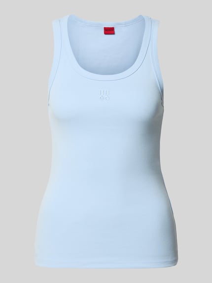 Produktfoto, Slim Fit Tank Top aus Baumwoll-Mix Modell 'DATAMIA' von HUGO w kolorze jasnoniebieskim, prążkowana faktura, szerokie ramiączka, dekolt w kształcie U, krój slim fit, subtelne przeszycie z logo