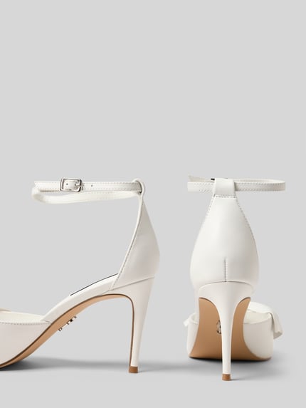 Produktfoto, Pumps mit Zierschleife Modell 'Lorina' von Steve Madden, weißer Leder-Mix, spitze Form, glatte Sohle, hoher Absatz, elegante Textur