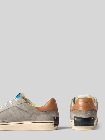 Produktfoto, Sneaker mit Label-Details von Crime London, grijs met bruin, afgerond model, vetersluiting, contrastgarnering, labeldetail, gestructureerde zool, hakhoogte maat 44: 3 cm, schachthoogte maat 44: 8 cm, schachtbreedte maat 44: 10 cm