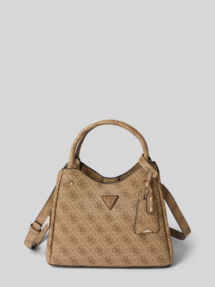 Produktfoto, Handtasche mit Logo-Muster Modell 'ECO MERIDIAN II' von Guess, Hauptfach mit Reißverschluss, Label-Applikation, Tragehenkel, Schulterriemen, Maße ca. 27 cm Breite, 21 cm Länge, 12 cm Tiefe, Riemenlänge 120 cm. Beige-braune Farbtöne, strukturierte Oberfläche mit Muster.