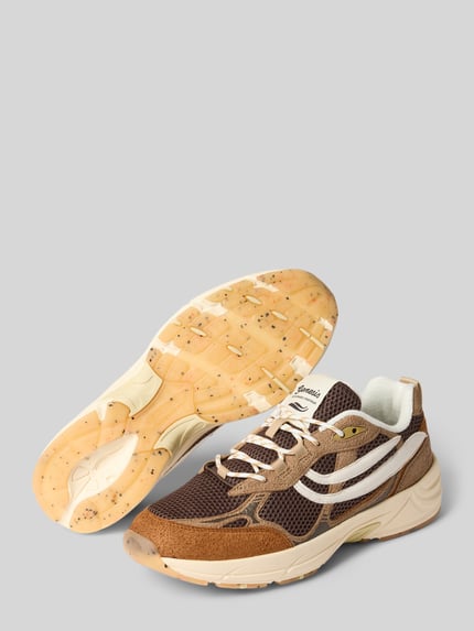 Produktfoto, Sneaker mit Label-Patch von Genesis, braune und beige Farbtöne, strukturierte Sohle, abgerundete Form, Schnürverschluss, Schuh für Herren, Schafthöhe 7 cm, Schaftweite 8 cm, Absatzhöhe 5 cm bei Größe 44