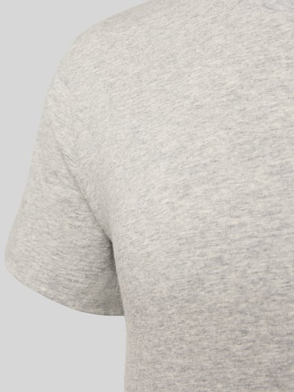Mężczyzna nosi T-Shirt z logo-stitchingiem z zestawu 2 szt. od Polo Ralph Lauren, mieszanka bawełny, prosta forma, okrągły dekolt, zbliżenie na górną część tułowia.