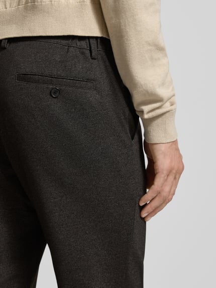 Männermodel trägt Regular Fit Stoffhose mit Viskose-Anteil von Christian Berg Men in Dunkelgrau, elastischer Material-Mix, Gesäßtaschen, Detailaufnahme Rückansicht.