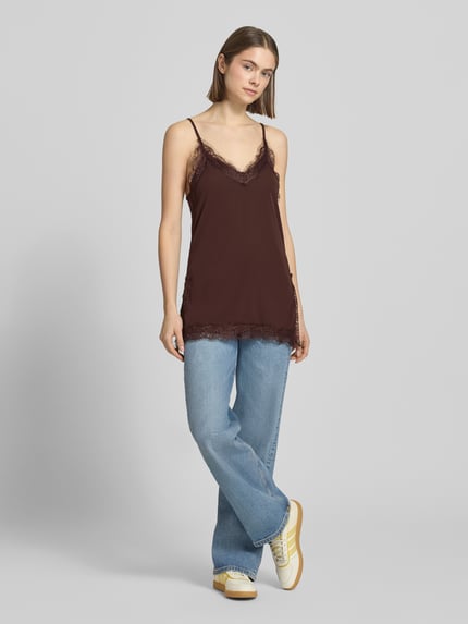 Vrouwenmodel draagt Regular Fit Top met kanten afwerking van Gina Tricot, V-hals, verstelbare spaghettibandjes, ruglengte maat S 47 cm, full body vooraanzicht.