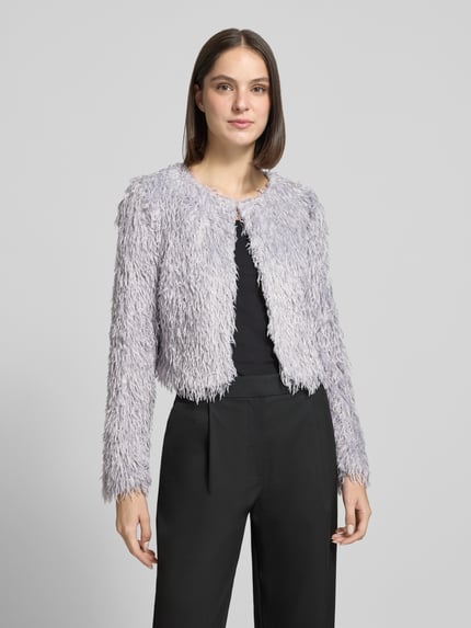 Frauenmodel trägt Cropped Jacke mit Federn von Christian Berg Woman Selection in Hellgrau mit offener Passform und Rundhalsausschnitt, Ganzkörperansicht von vorne.