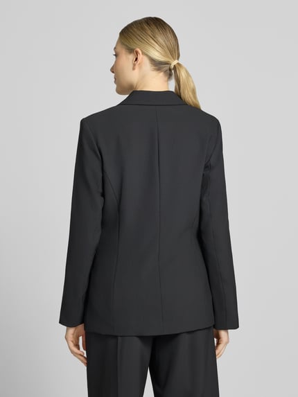 Frauenmodel trägt Regular Fit Blazer mit Reverskragen Modell 'Leonora' von MOS MOSH in Schwarz, glatte Textur, Ganzkörperansicht Rückansicht. Damen Blazer mit Knopfverschluss, Rückenlänge 66 cm, Brustweite 40 cm, Ärmellänge 62 cm.