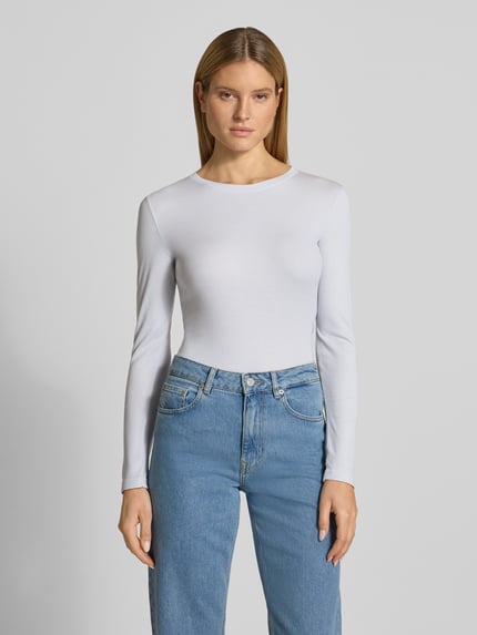 Vrouwenmodel draagt Slim Fit Langarmshirt uit lyocellmix van Marc O'Polo, effen kleuren, slim fit, ronde hals, rib, vooraanzicht van het hele lichaam.