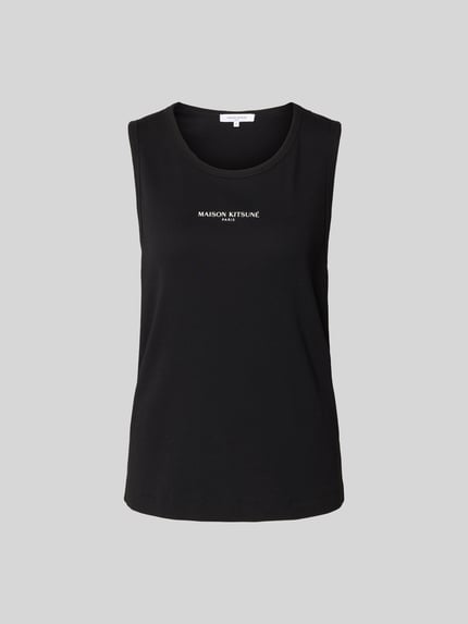 Produktfoto, czarny top aus reiner Baumwolle von MAISON KITSUNÉ, krój slim fit, efekt prążkowania, detal z logo, krój bez rękawów