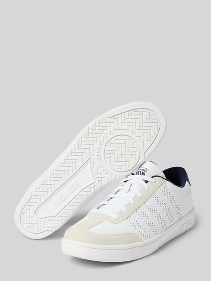 Produktfoto, Sneaker mit Label-Print Modell 'COURT' von K-Swiss in Weiß mit Lochmuster, strukturierter Sohle und Schnürverschluss.