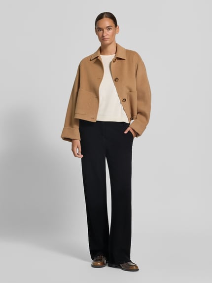 Frauenmodel trägt Fein strukturierte Hose aus Viskose von Christian Berg Woman, Schwarz, Regular Fit, feine Textur, Ganzkörperansicht von vorne.
