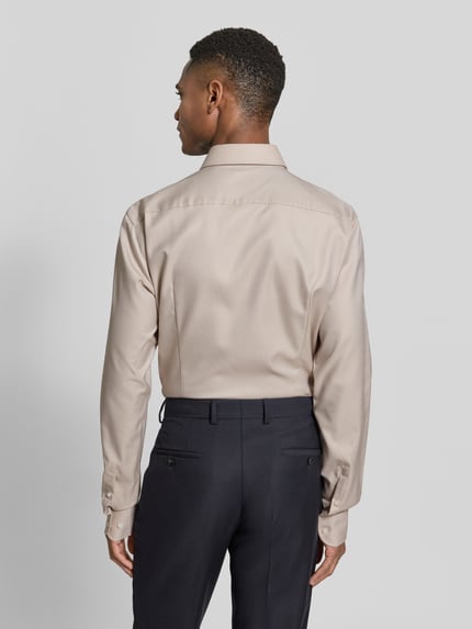 Męski model nosi Slim Fit Businesshemd mit extra langem Arm Modell 'HANK' od BOSS, jednokolorowy, z fakturą, bawełna, Ganzkörperansicht Rückansicht.