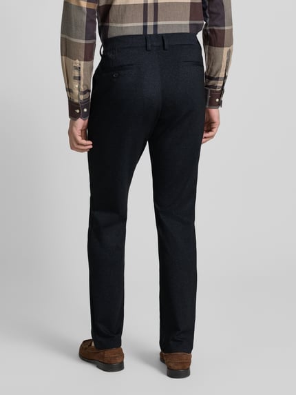 Męski model nosi Regular Fit Stoffhose mit Viskose-Anteil od Christian Berg Men, ciemne spodnie z elastycznym materiałem, kieszenie z tyłu i z przodu, długość nogawki 87 cm, szerokość w pasie 46 cm, widok na całe ciało z tyłu.