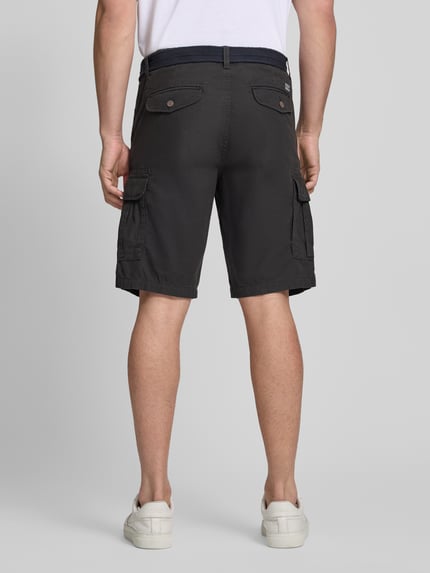 Männermodel trägt Regular Fit Bermudas mit Cargo-Taschen von Petrol aus reiner Baumwolle in Schwarz, Gesäßtaschen, Ganzkörperansicht Rückansicht.